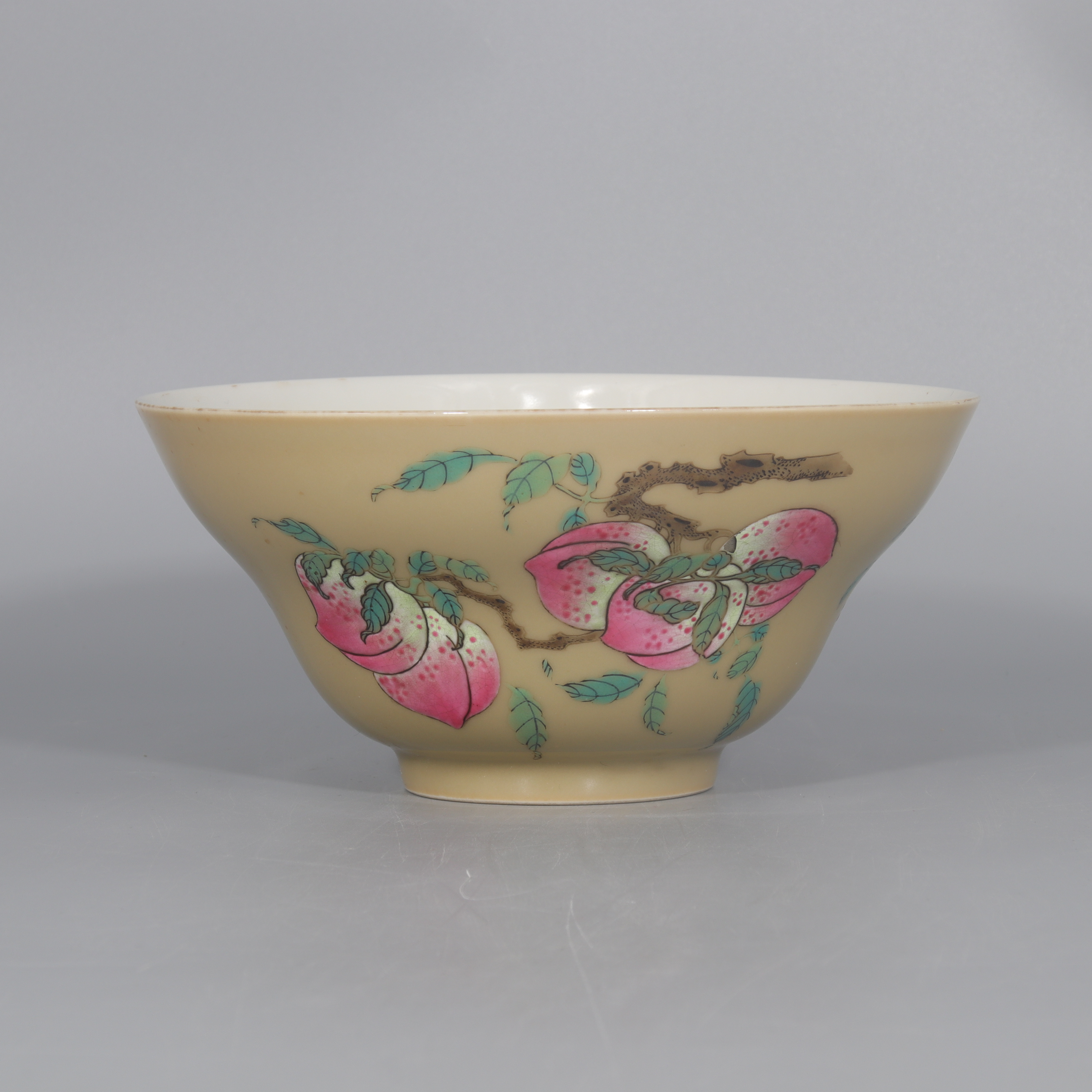 米黄釉粉彩桃纹碗   H412-503 