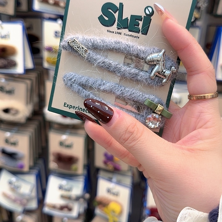 浅灰色银色马掰掰夹