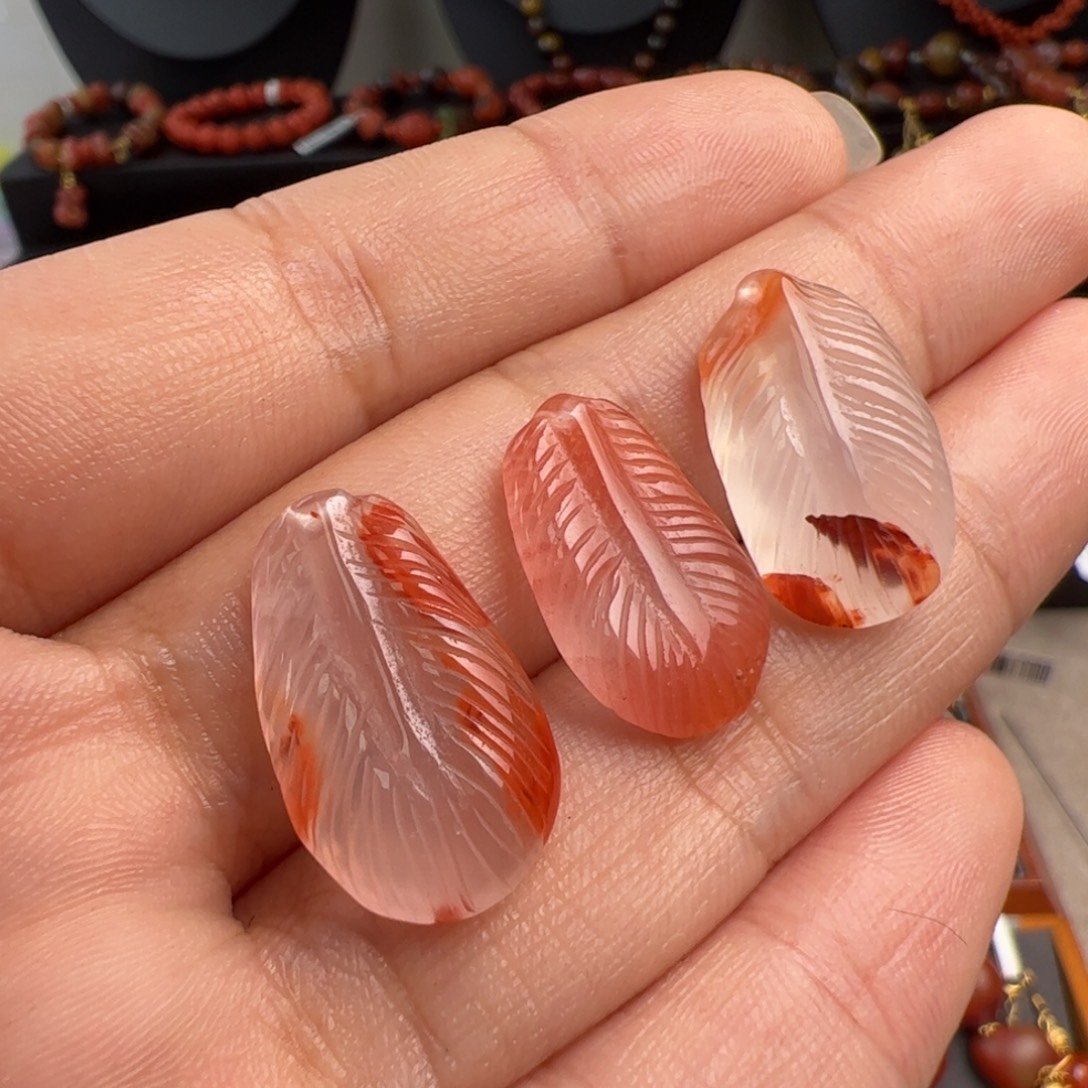 南红玛瑙未镶嵌羽毛19*11发一