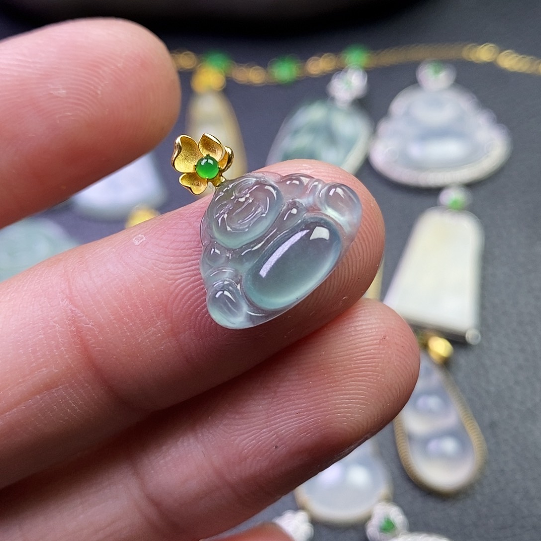 颈饰18K金镶嵌翡翠