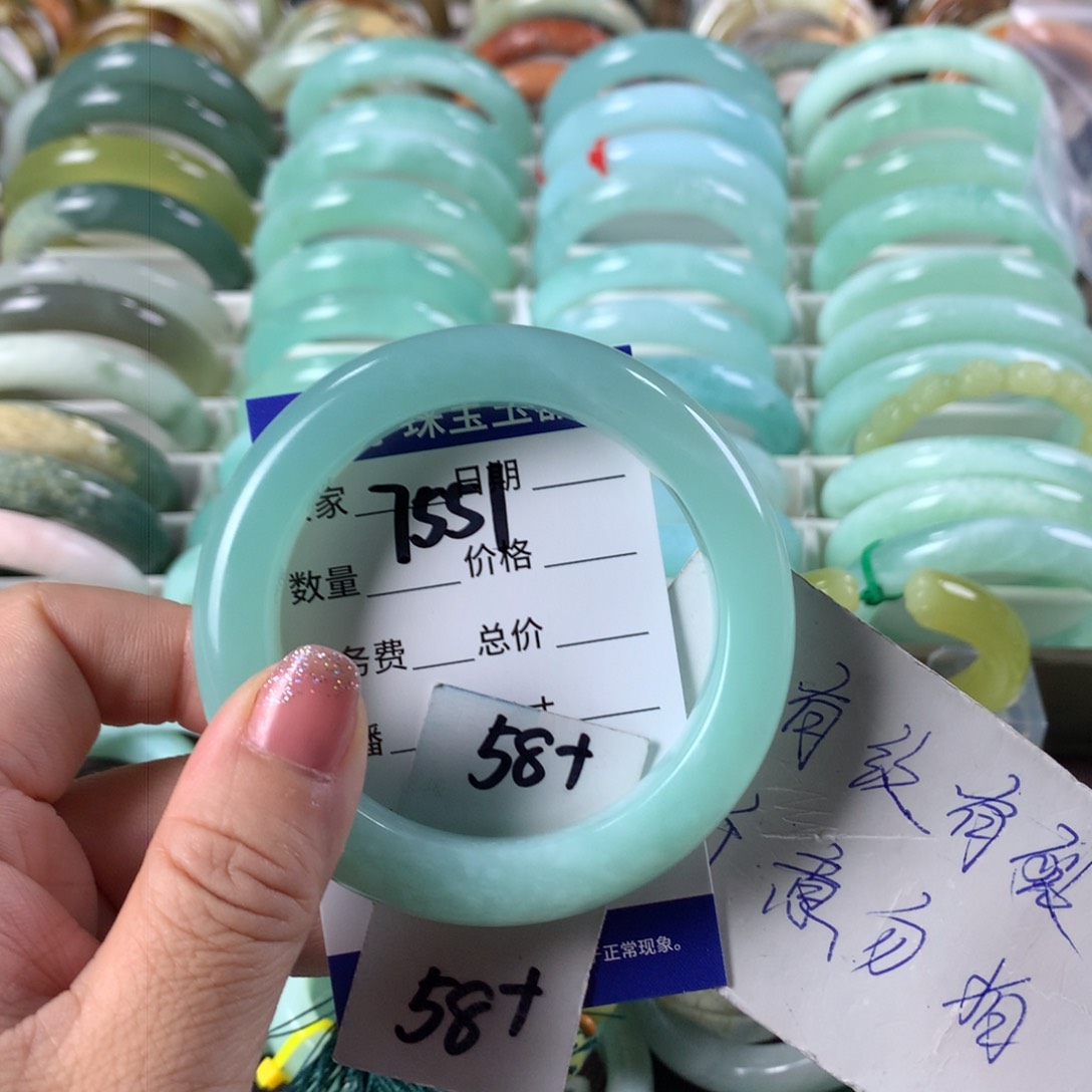 蛇纹石玉手镯未镶嵌温****师7551