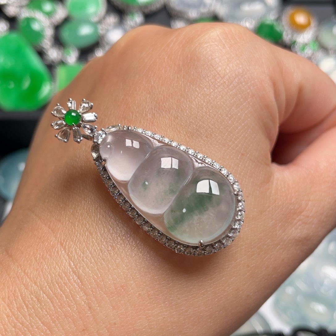 翡翠颈饰18K金镶嵌福豆