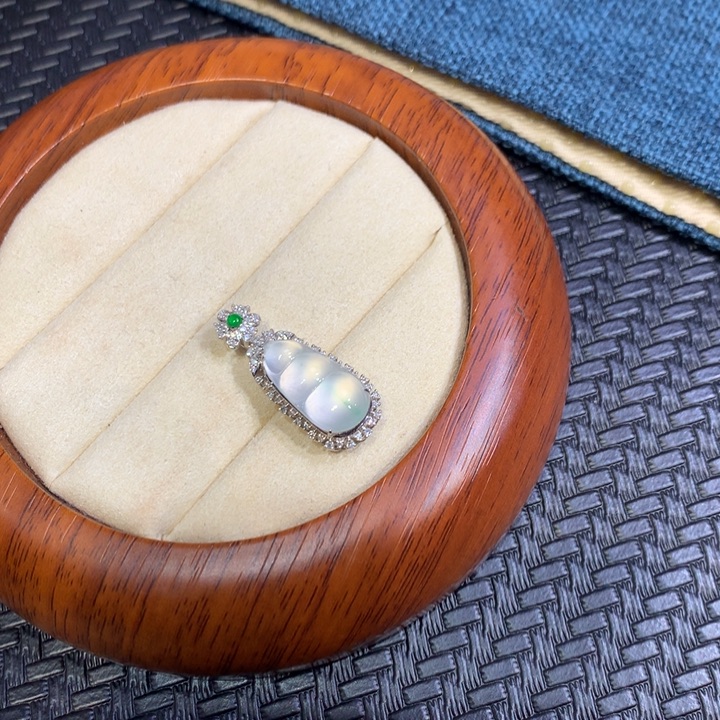 【闪购商品】颈饰18K金镶嵌翡翠