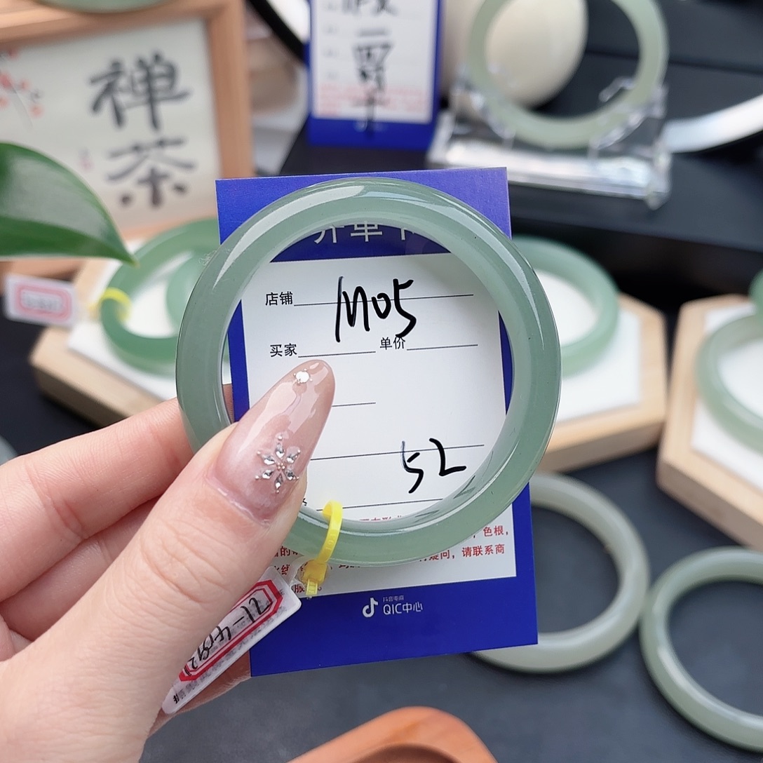 邦***品石英质玉未镶嵌手镯52.5