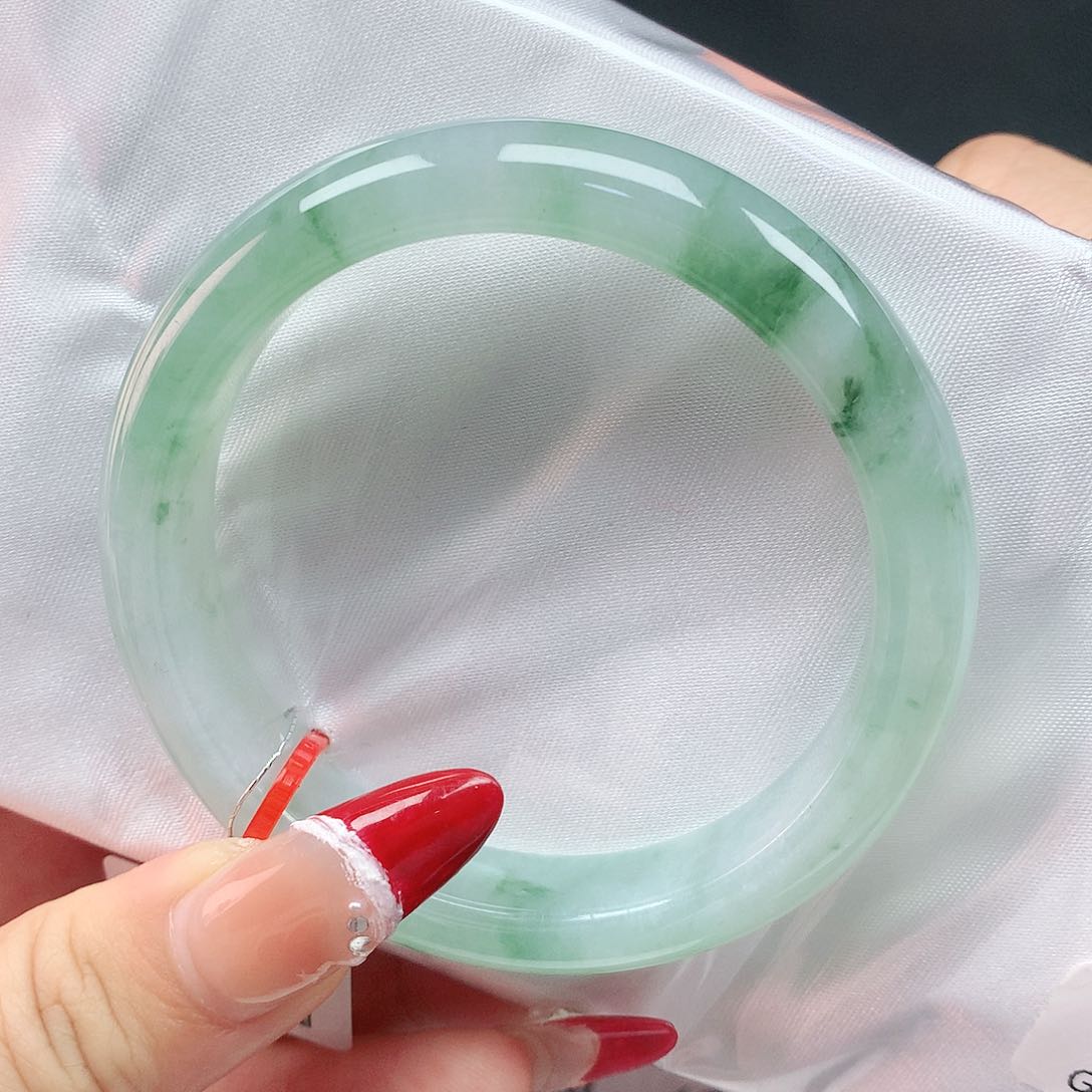 翡翠手镯未镶嵌54圈