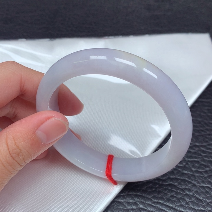 翡翠手镯未镶嵌。