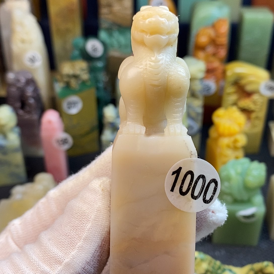 老挝石篆刻艺术家的作品