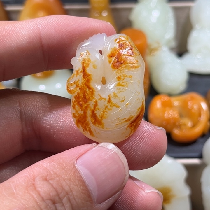 4***动和田玉未镶嵌颈饰