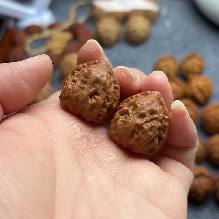 文玩核桃把件红皮小手捻1956