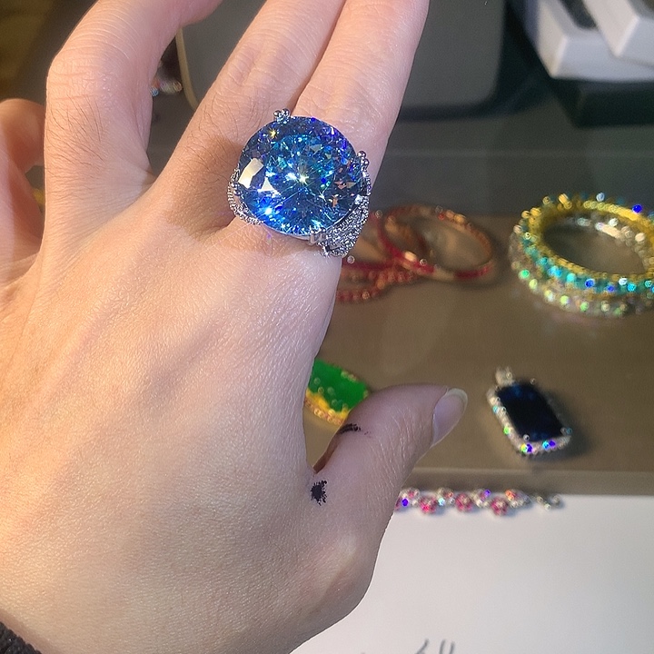 非金属64蓝白双色戒指。       