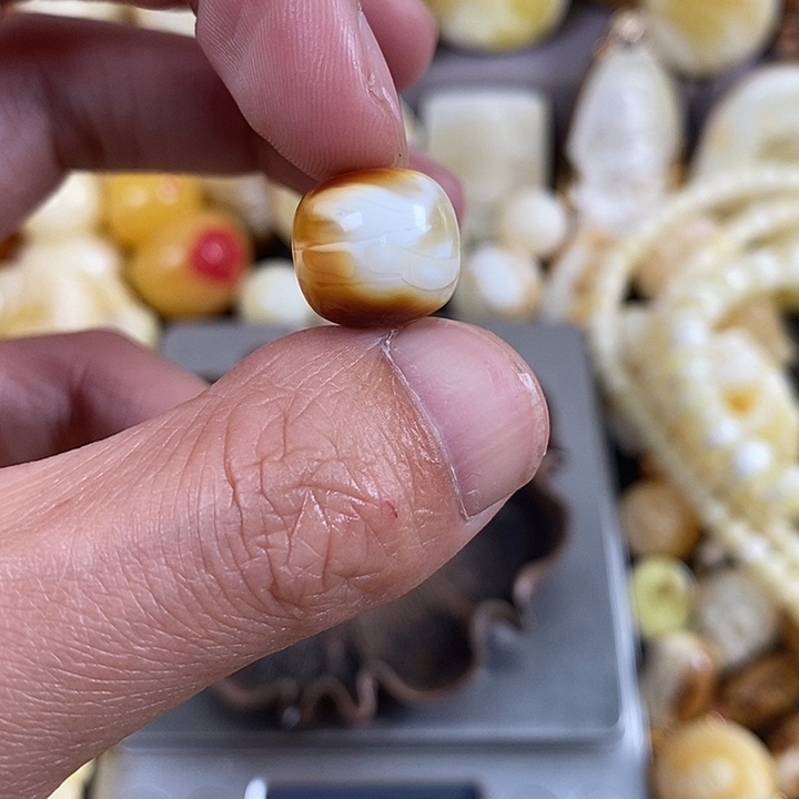 琥珀裸石未镶嵌我
