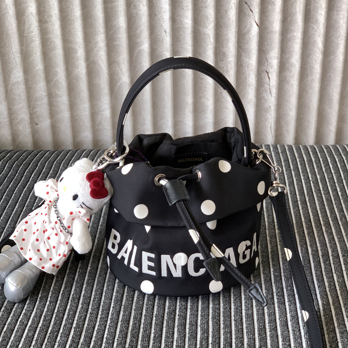 95新 Balenciaga/巴黎世家 帆布波点手提斜挎水桶包