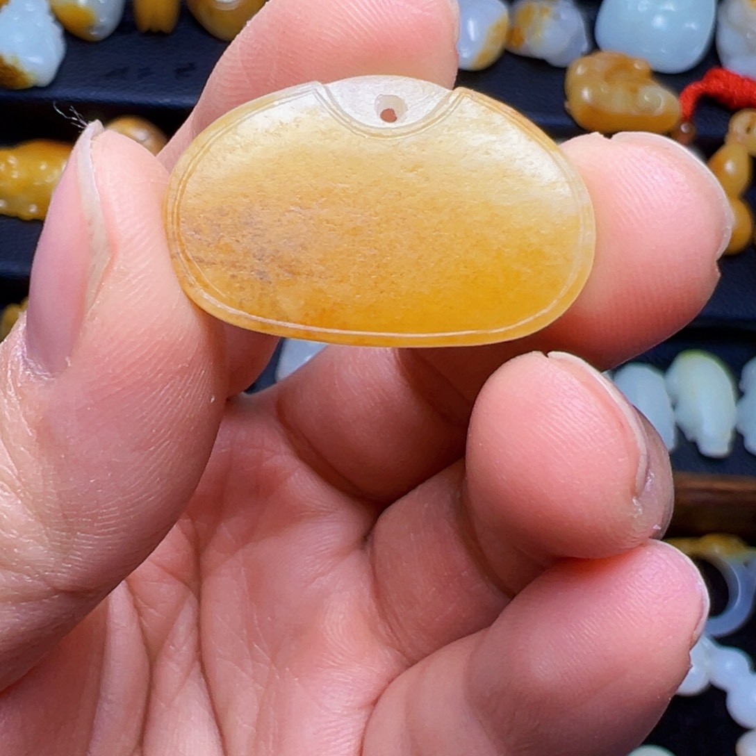 和田玉颈饰未镶嵌不***甲