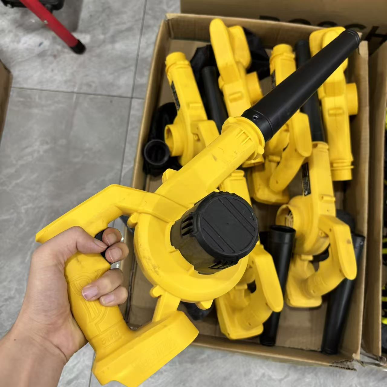 Z  大功率充电式吹吸两用吹风机