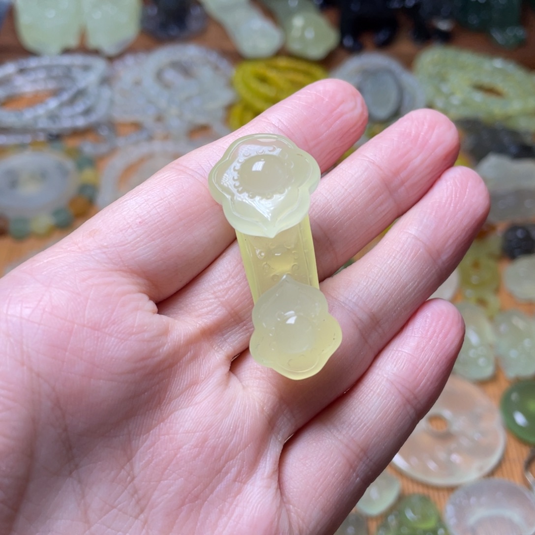 未镶嵌蛇纹石玉吊坠