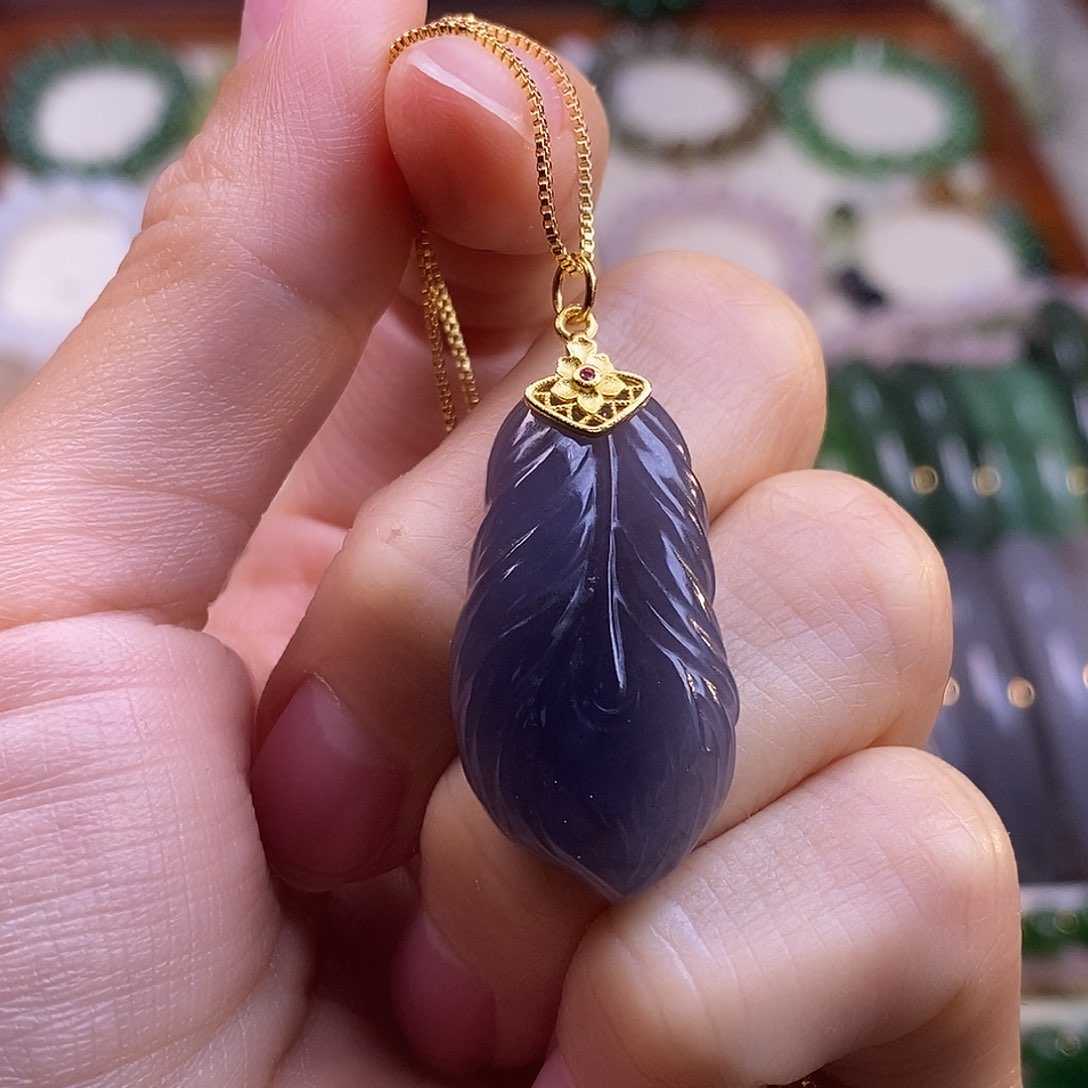 颈饰未镶嵌和田玉烟紫银羽毛吊坠