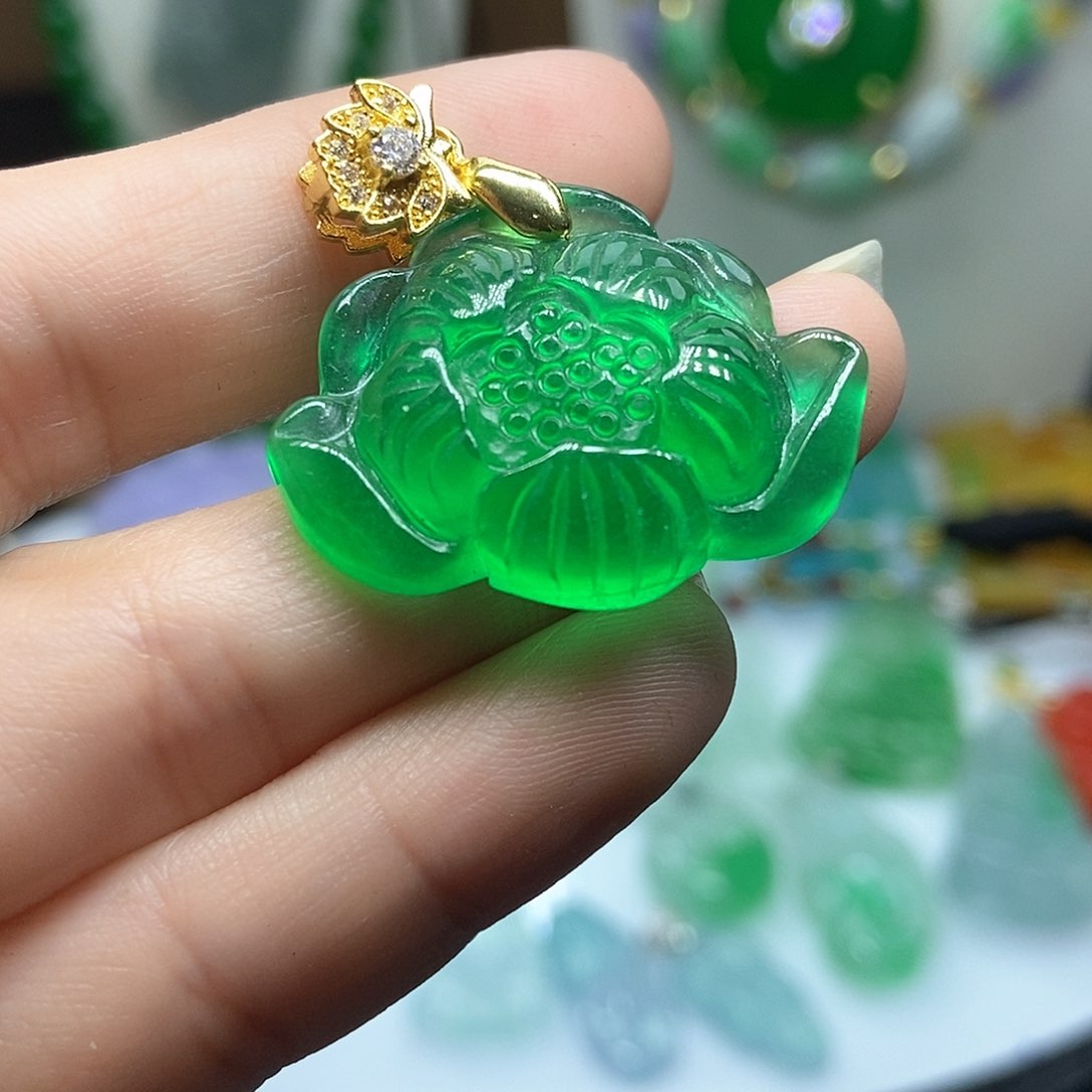 翡翠吊坠(赠链)未镶嵌