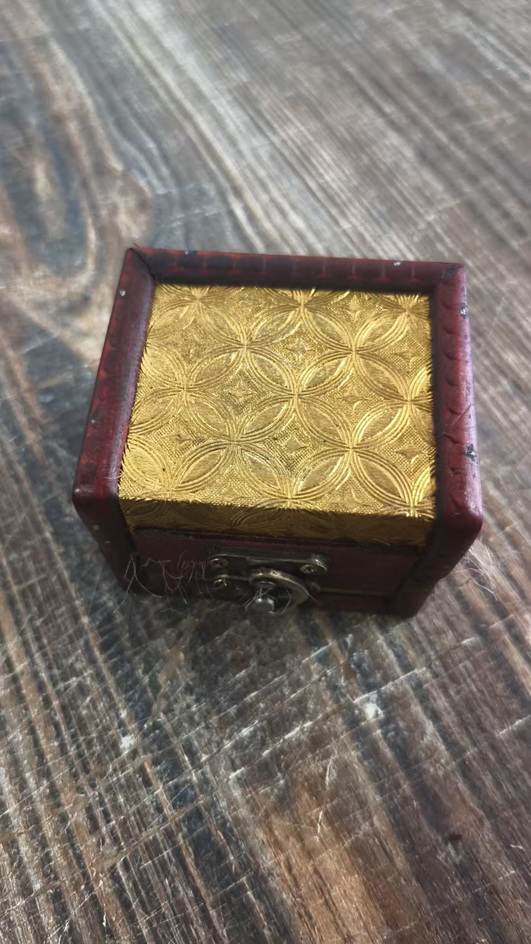 小红方木盒摆件（金三甄选）开