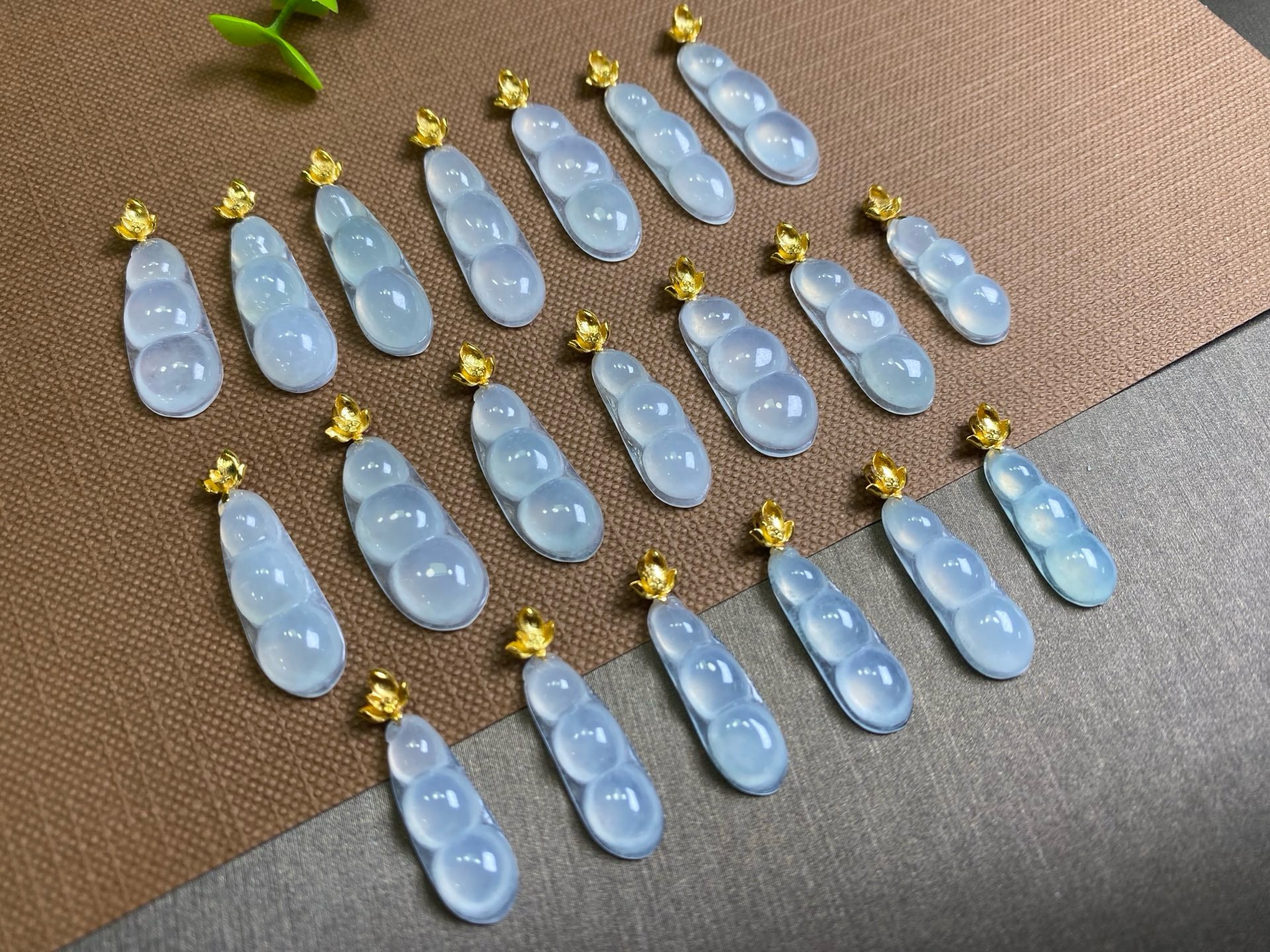 18k镶嵌天然翡翠白冰福豆