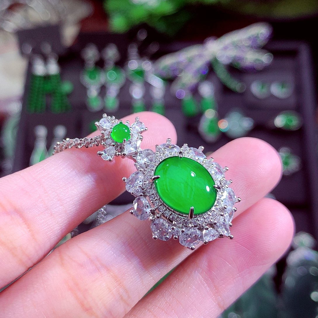 颈饰未镶嵌翡翠天然