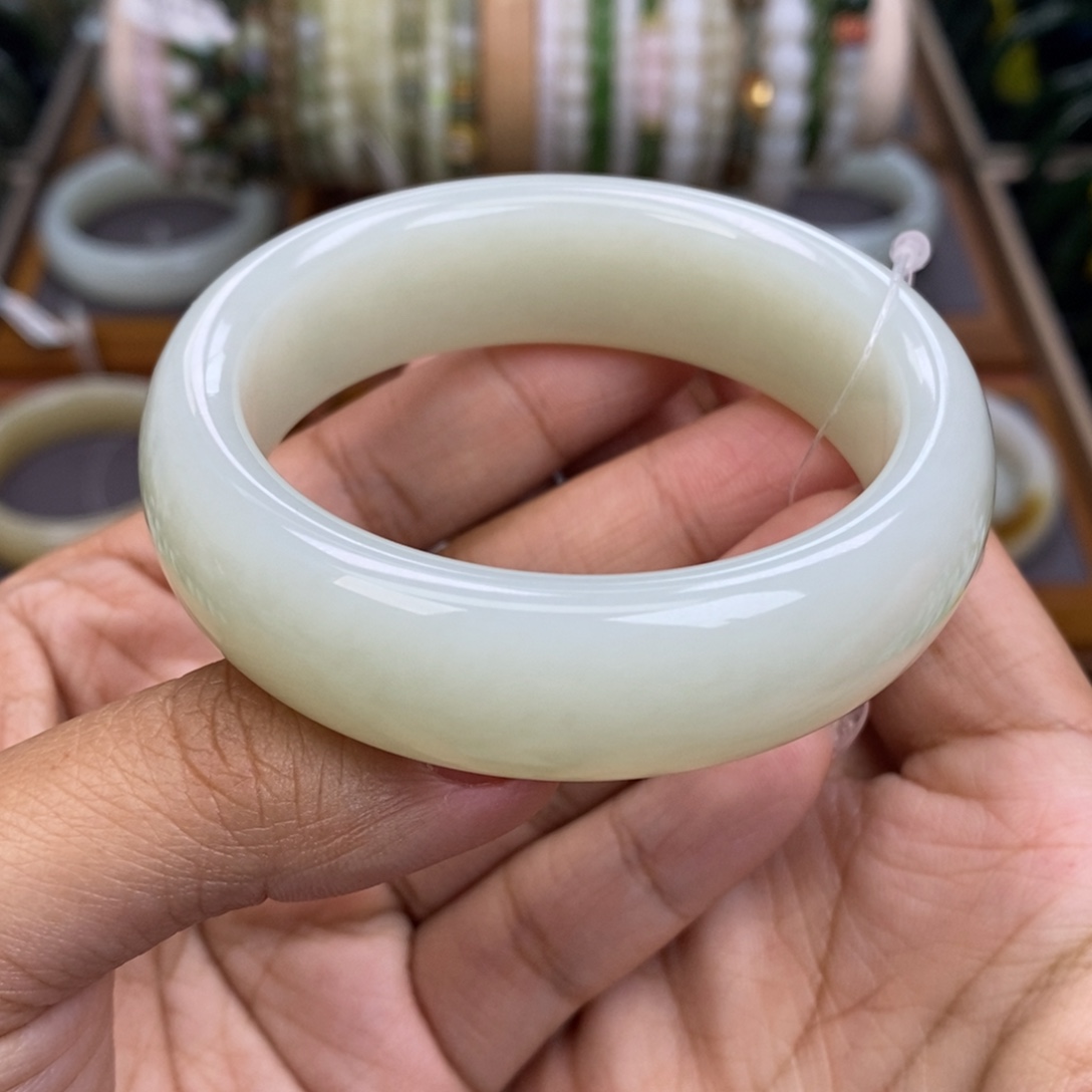 和田玉未镶嵌手镯