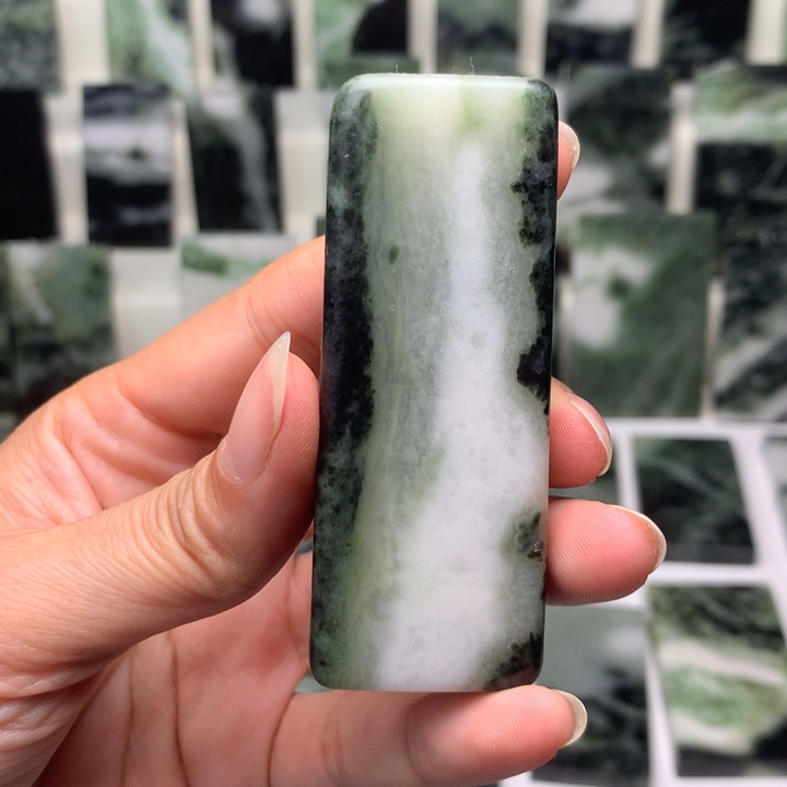 独山玉颈饰未镶嵌