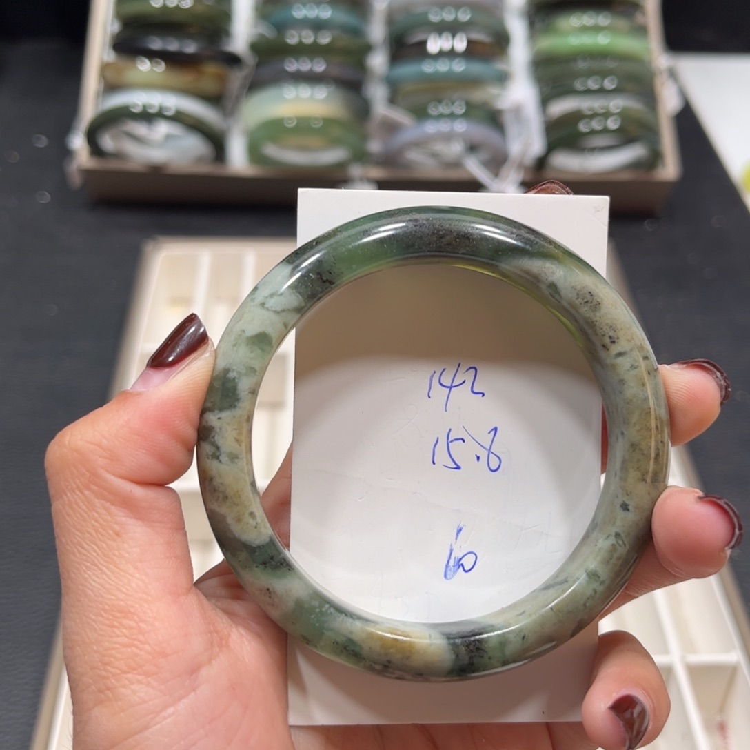 蛇纹石玉未镶嵌手镯