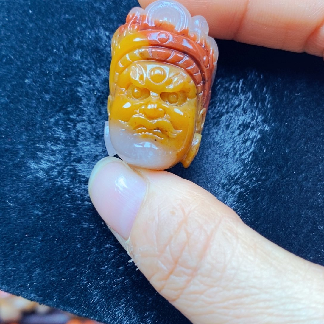 未镶嵌石英质玉（黄龙玉）颈饰