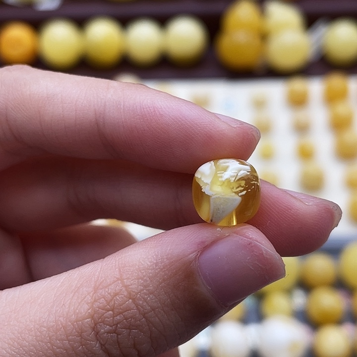 琥珀未镶嵌裸石10*9mm瑕
