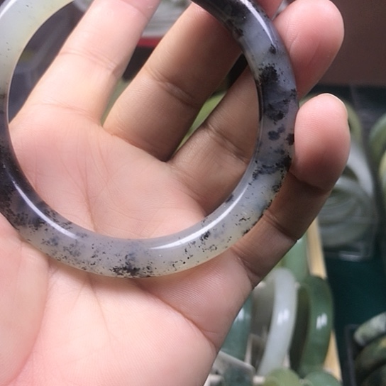 我***ت蛇纹石玉未镶嵌颈饰