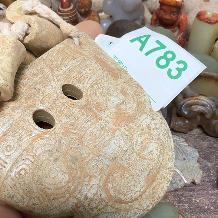 蛇纹石玉颈饰未镶嵌和***?