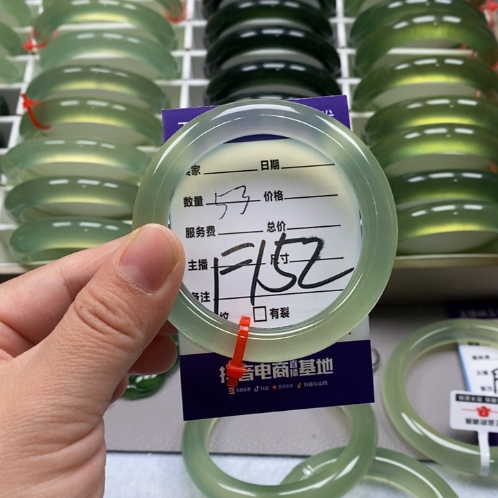 蛇纹石玉手镯未镶嵌爱***?