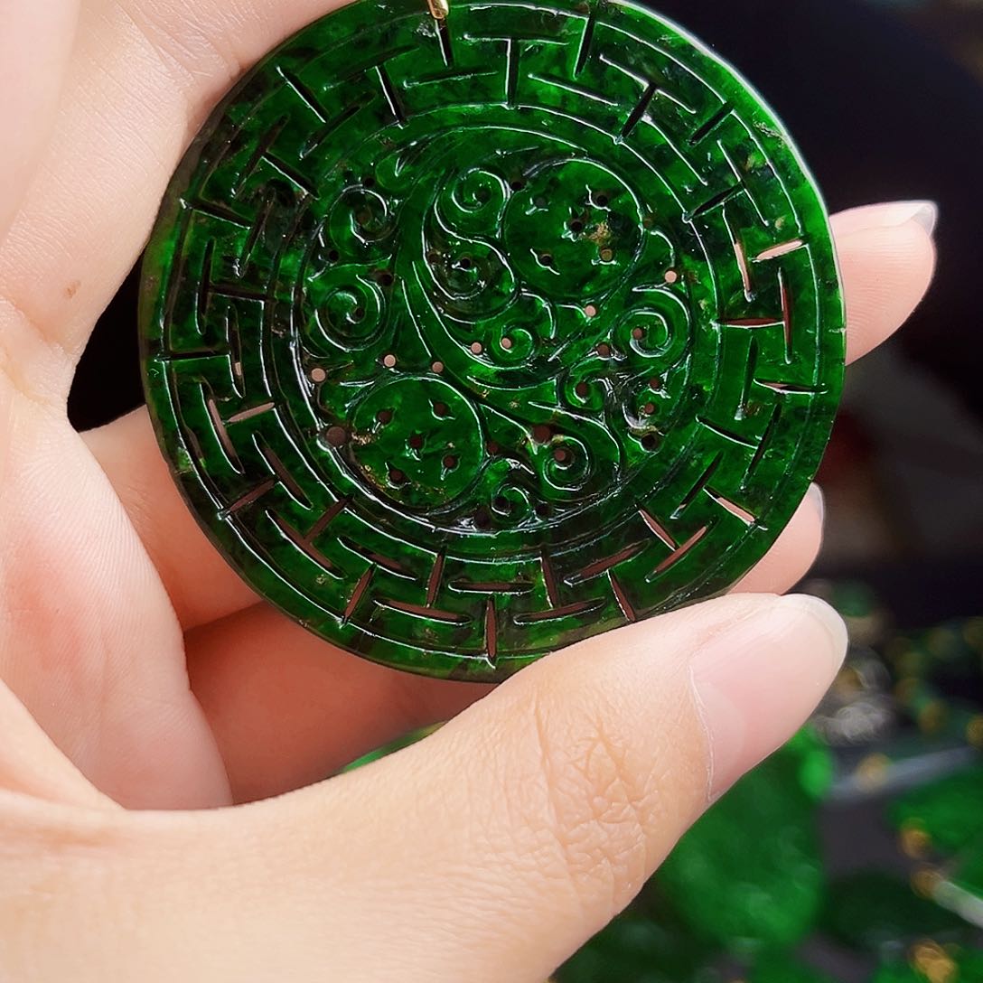 颈饰18K金镶嵌翡翠多样性