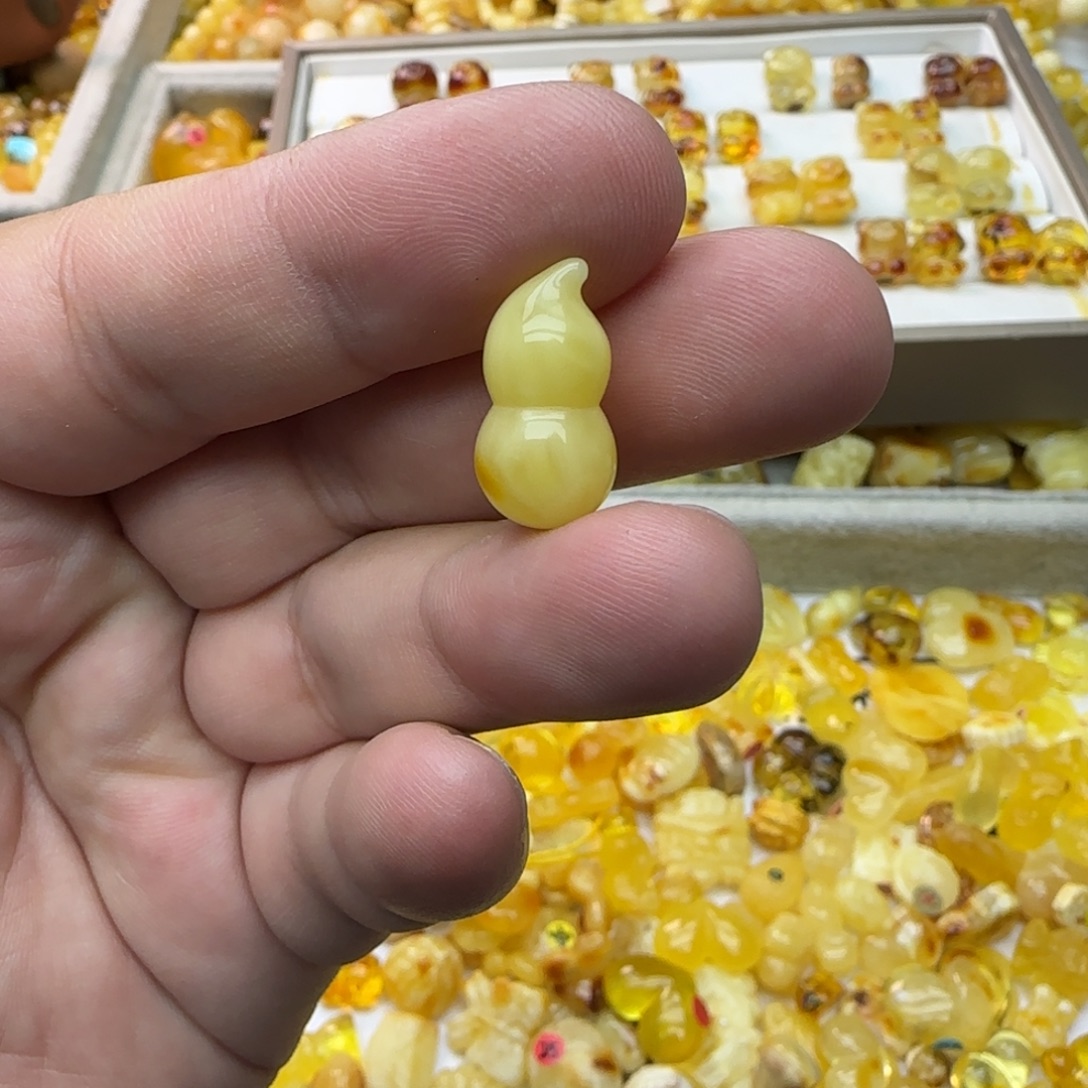 琥珀未镶嵌裸石0.9克有瑕