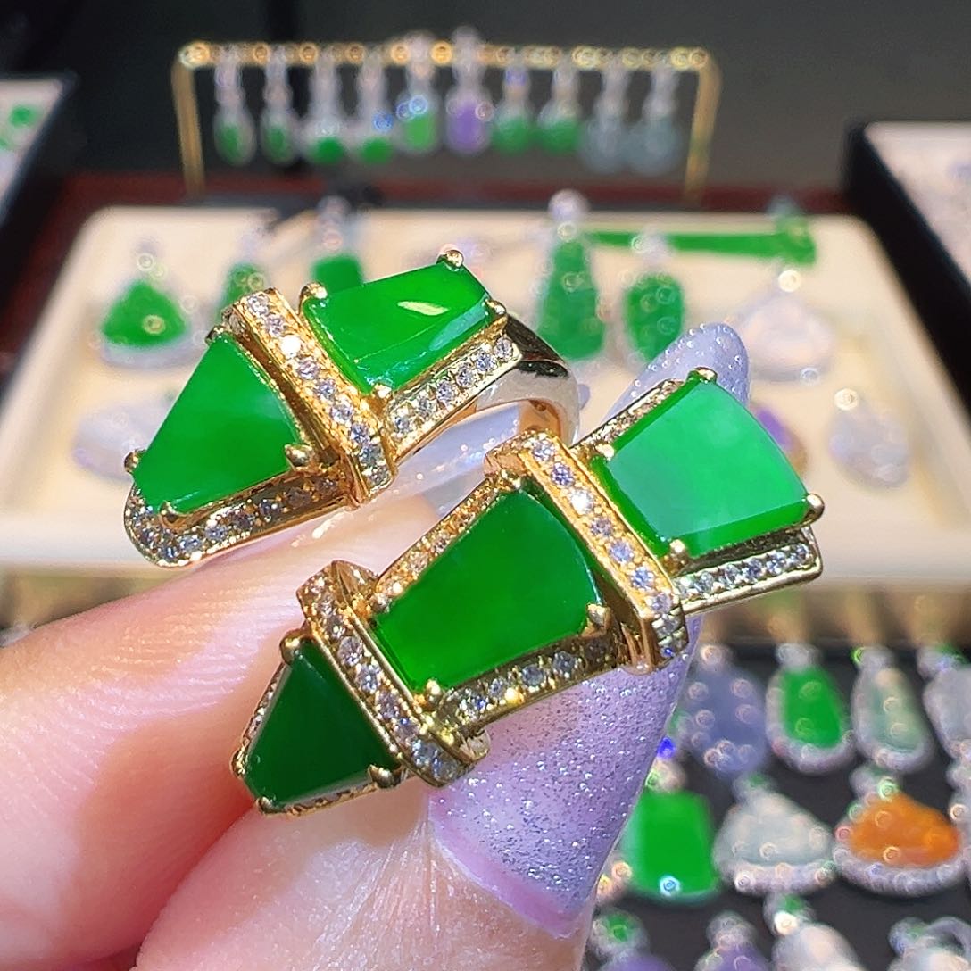 翡翠戒指18K金镶嵌翡翠