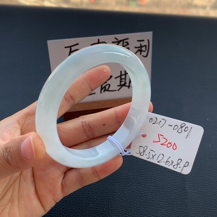 翡翠手镯未镶嵌翡翠手镯