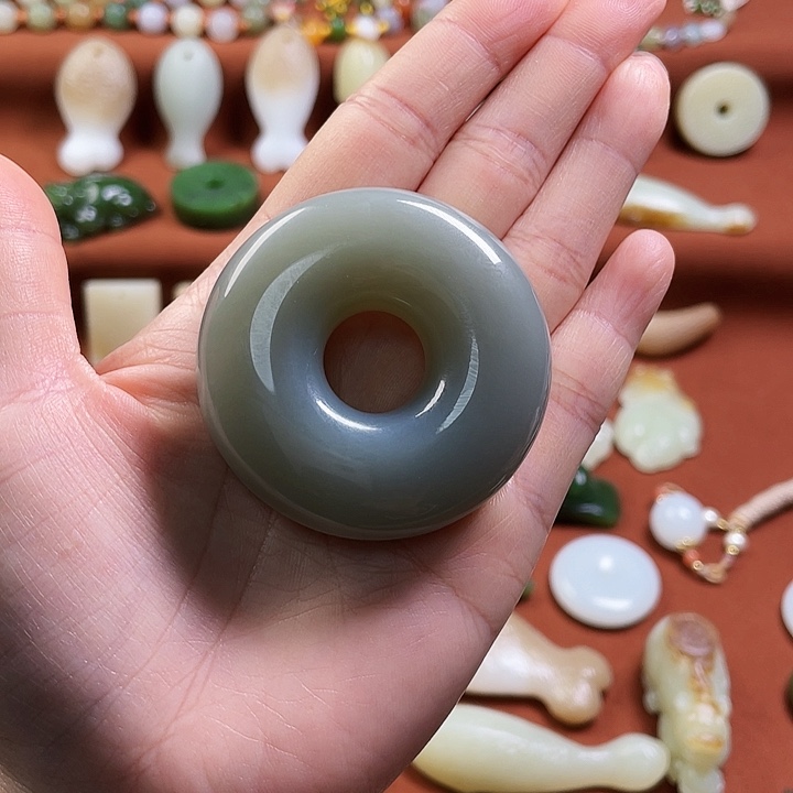 姚***却和田玉未镶嵌颈饰