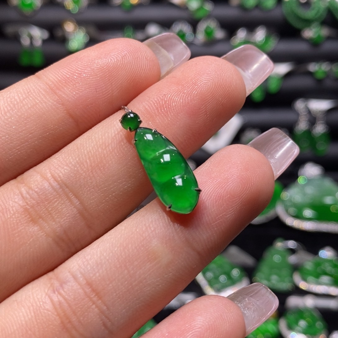 翡翠颈饰18K金镶嵌天然翡翠