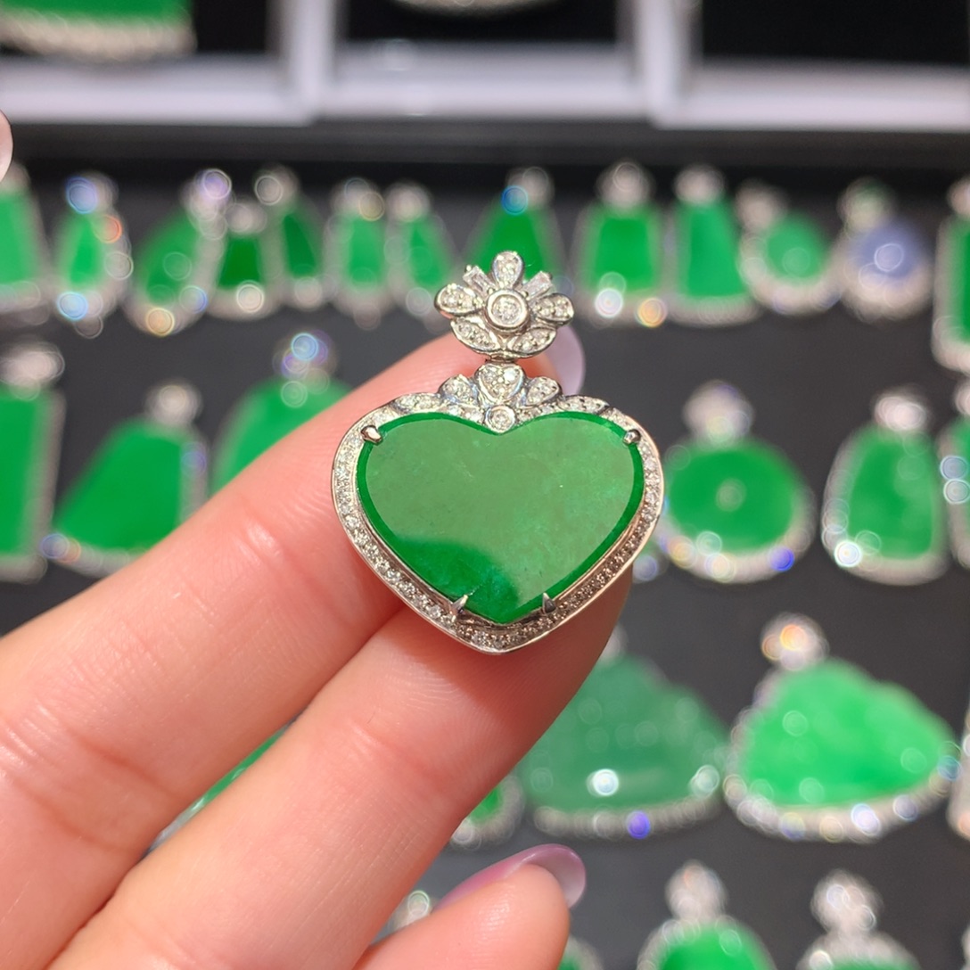 翡翠颈饰18K金镶嵌翡翠