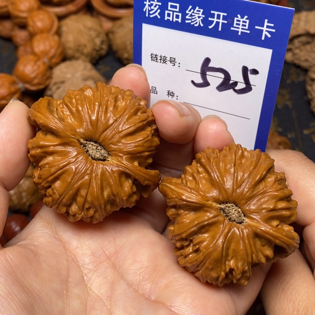 文玩核桃把件闷白48。 525
