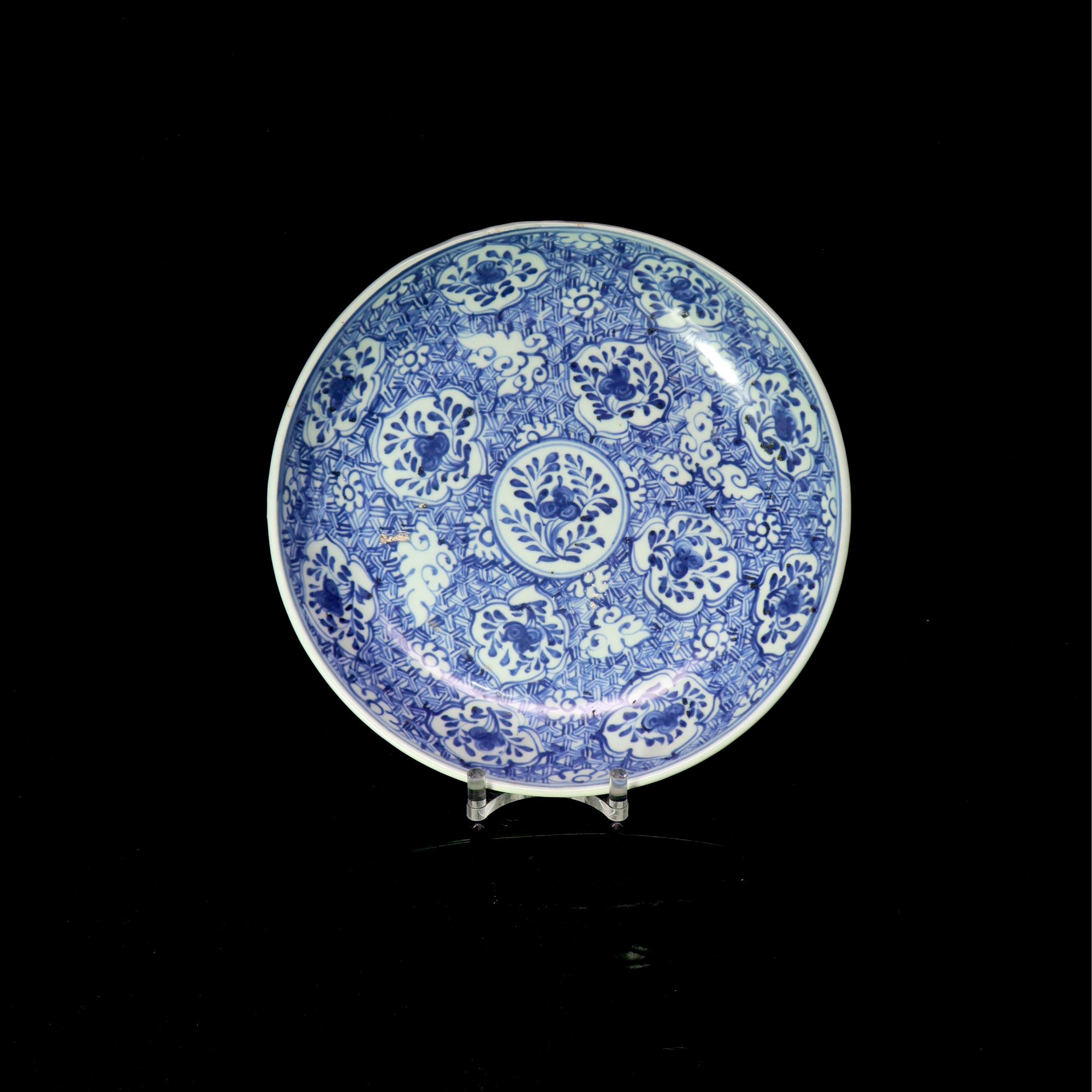 60:明中期青花外莲花纹内锦地开窗花卉纹大盘