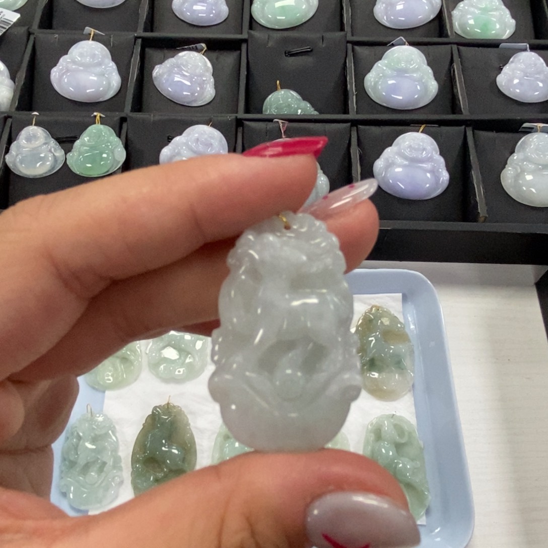 翡翠未镶嵌颈饰羊牌