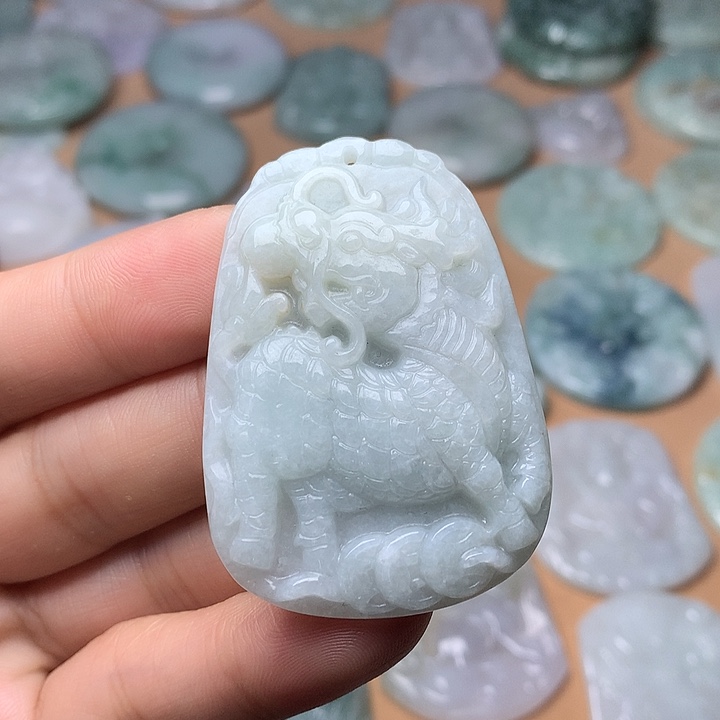 翡翠未镶嵌颈饰麒麟