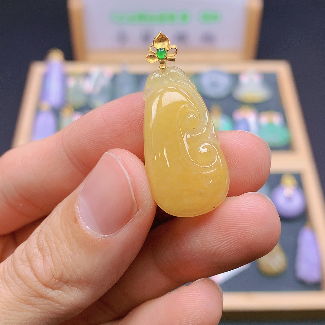 翡翠18K金镶嵌颈饰翡翠