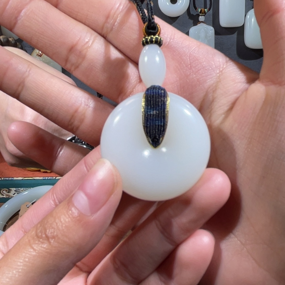 和田玉颈饰未镶嵌索****米平安扣