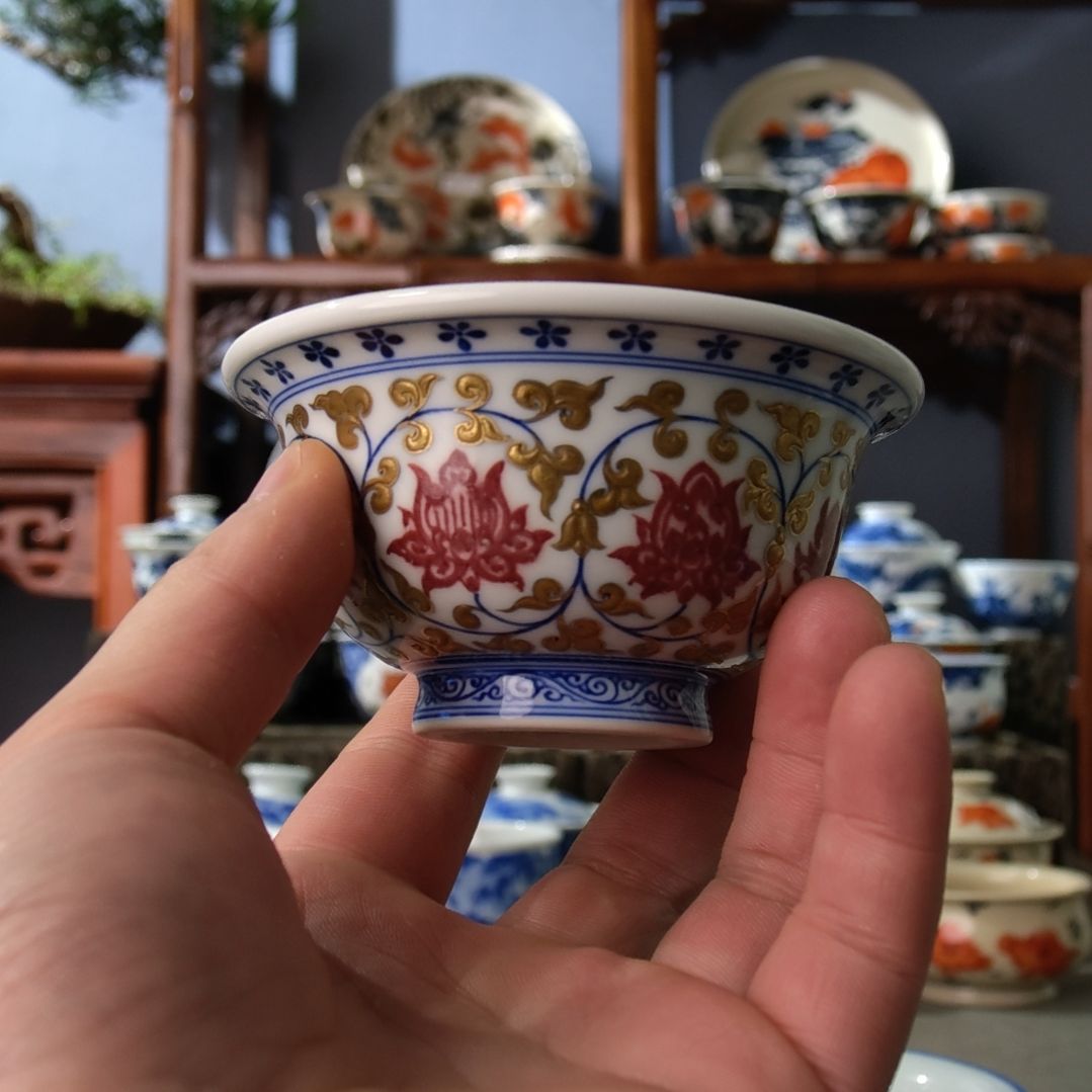 青花釉里红堆金压手