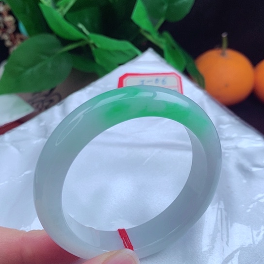 翡翠手镯未镶嵌  正圈52+ 白底青