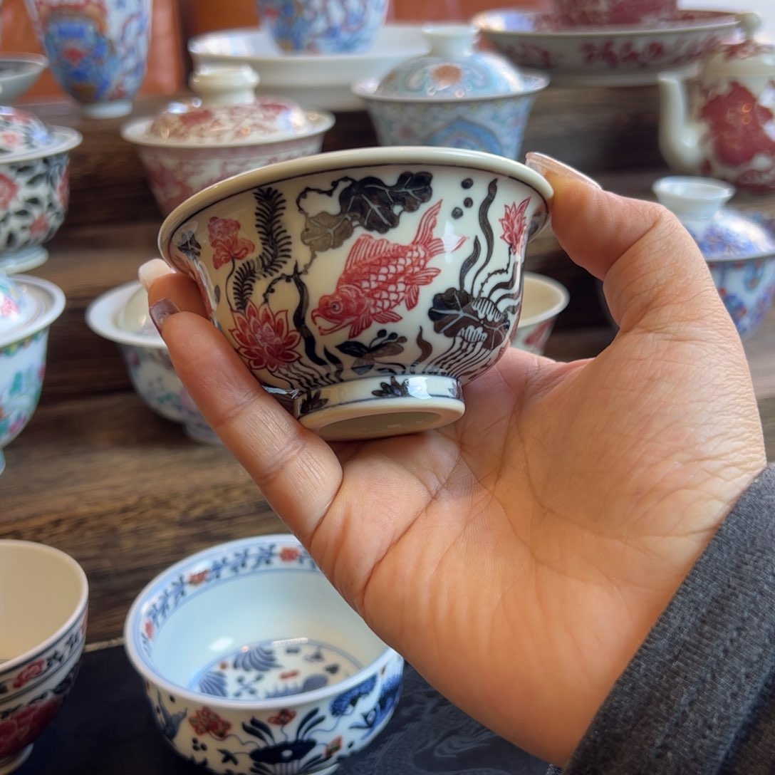 Y正绎堂釉里红鱼藻压手