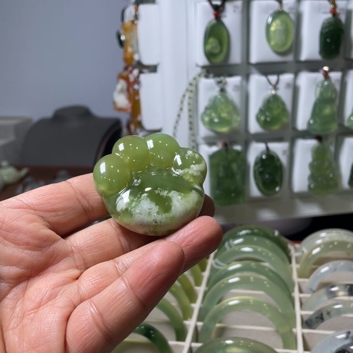 蛇纹石玉未镶嵌颈饰