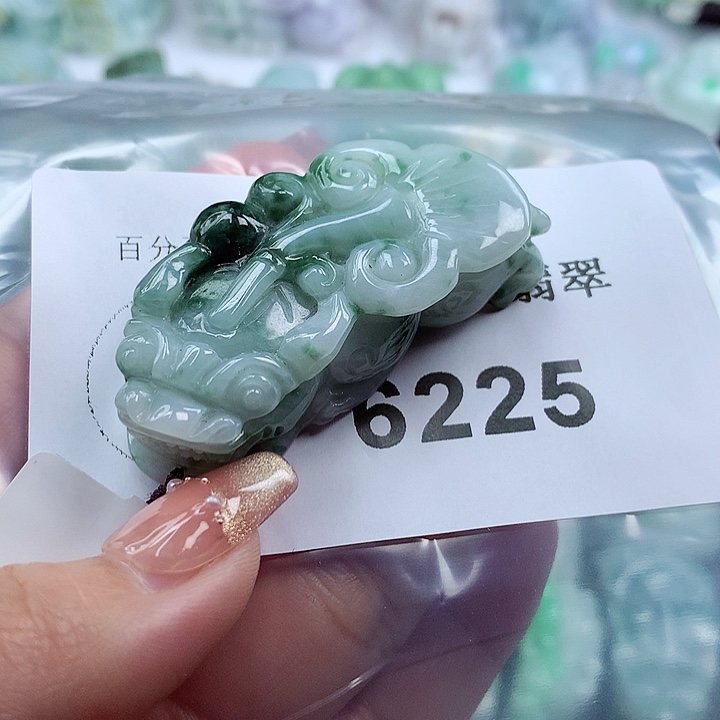 翡翠吊坠(不含链)足铂镶嵌